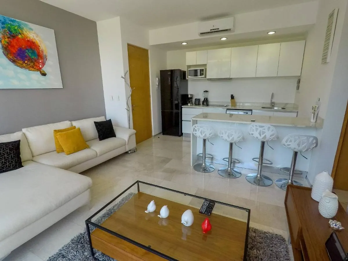 Lovely 1 Bedroom Apartment, 3 Blocks To Mamitas, Roof Pool Views, Bbq Playa del Carmen Mexiko